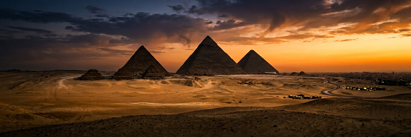 Pyramiden und Wüste in Ägypten – Hintergrund